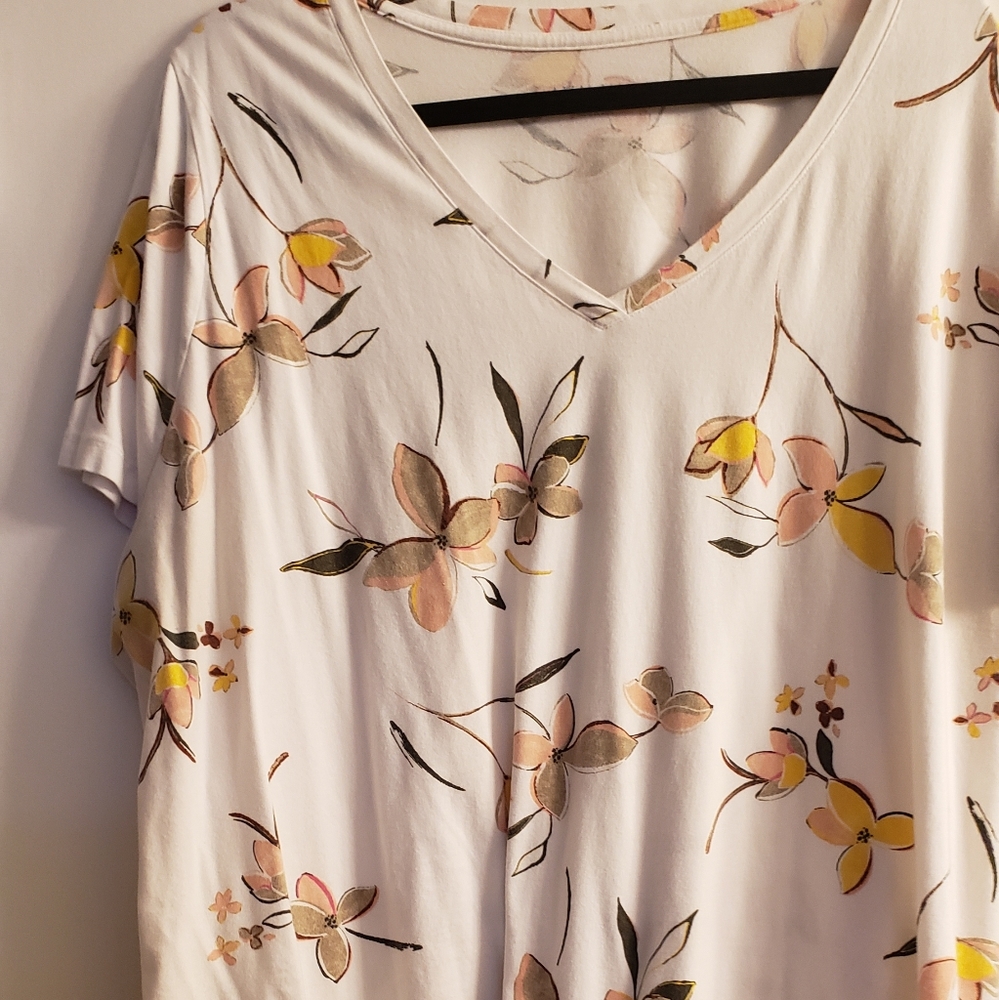 Ava Avi top w/ floral print